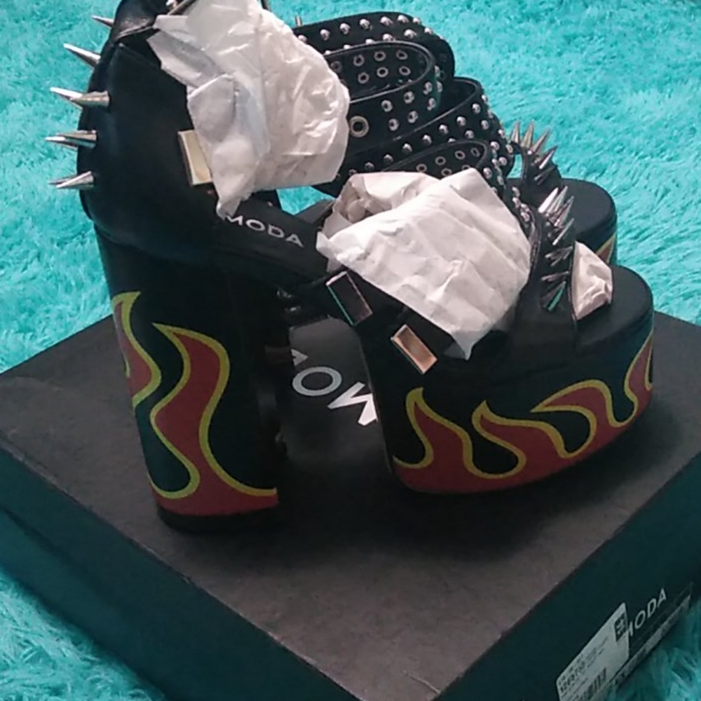New !! Doll Kill Sandles